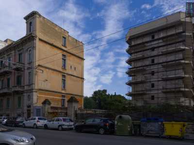 Raggiungiamo il secondo palazzo spostandoci sulla parallela corso Alcide De Gasperi. Qui, adiacente all�antico palazzo Zippitelli, si innalza l�altra parte del complesso totalmente imbracata dall�originaria impalcatura